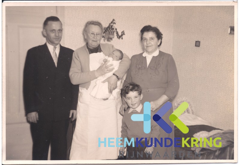 Dina Damen Zum Andenken an die Kind taufe von Barbera Vermaas Elten 1-12-1957 Coll. HKR F0000045